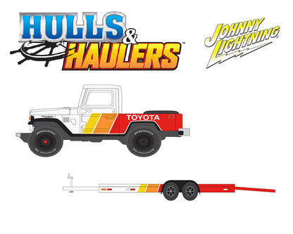 Johnny Lightning 1:64 Hulls & Haulers 1980 Toyota Land Cruiser FJ40  w/Open Car Trailer – White