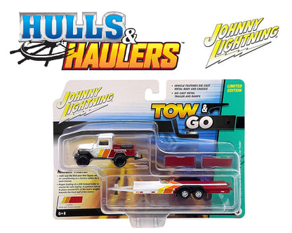 Johnny Lightning 1:64 Hulls & Haulers 1980 Toyota Land Cruiser FJ40  w/Open Car Trailer – White